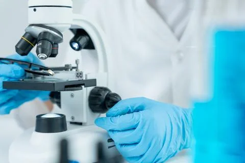 Scientist analyze biochemical samples in advanced scientific laboratory. Me.. 库存照片