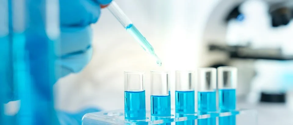Scientist analyze biochemical samples in advanced scientific laboratory. Me.. 库存照片