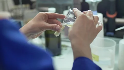 The scientist analyzes the material Vídeo Stock 240921209