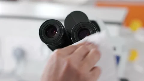 Scientist cleaning microscope diopter eyepieces 스톡 동영상 232008316