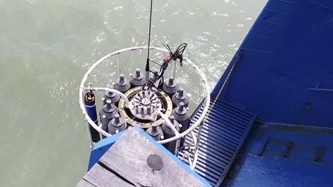 Scientist collecting water in rosette CTD 스톡 동영상 138300337