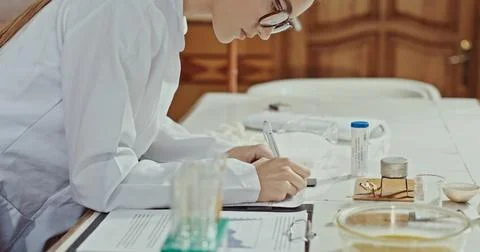 Scientist Committed to Laboratory Work Engaging in Experimentation and Stockfoto's