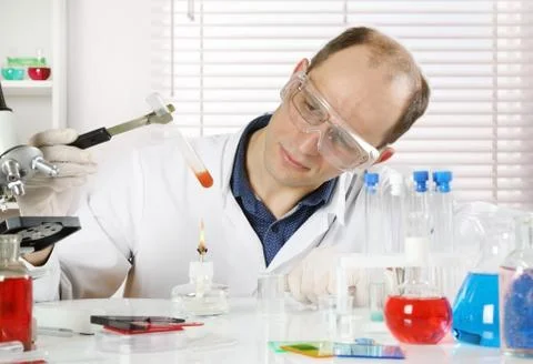 Scientist conducting experiments Stockfoto's