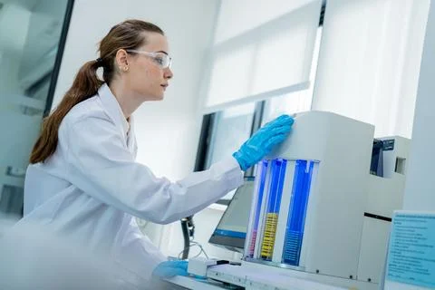 Scientist conducts experiment in laboratory using equipment and analyzing s.. Stockfoto's