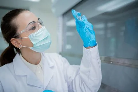 Scientist conducts research in laboratory while wearing gloves and protecti.. Stockfoto's