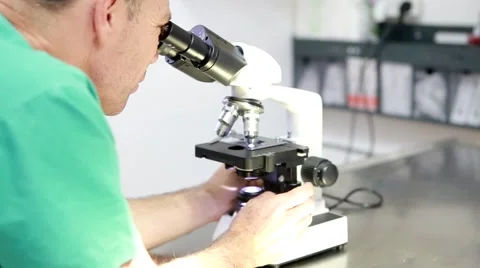 Scientist doctor looks into microscope Vidéo 62828559
