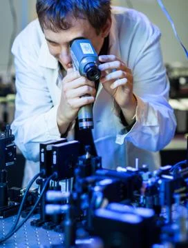 Scientist doing research in a quantum optics  lab (shallow DOF; Foto stock