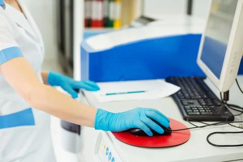 Scientist entering data of blood sample in computer at laboratory Foto stock