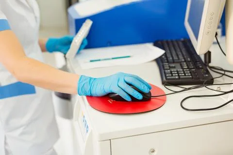 Scientist entering data of blood sample in computer at laboratory Foto stock