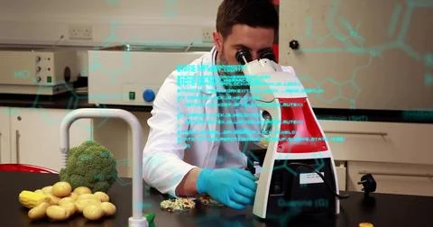Scientist examining samples under microscope, molecular structure image over Foto stock
