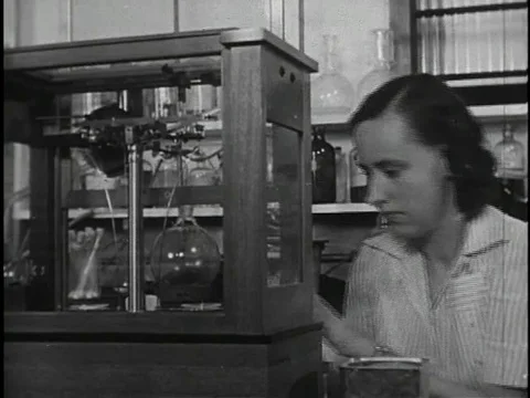 Scientist experiment on insect in Laboratory - 1945 Vidéo 94445795