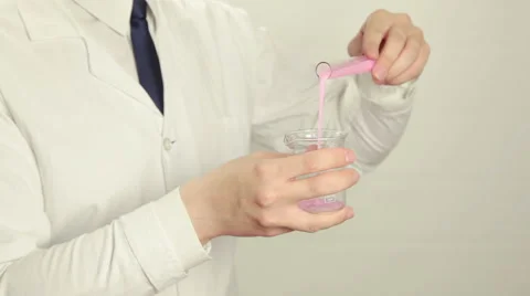 A Scientist Is Experimenting Vídeos de archivo 62332189