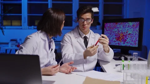 Scientist explaining test results to disagreeing colleague Video stock 124714705