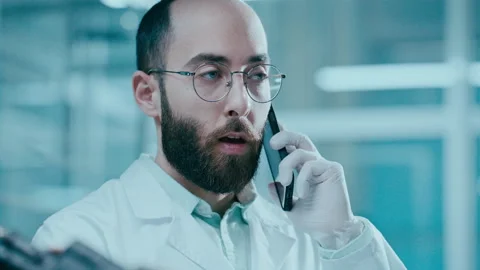 Scientist Having Phone Conversation during Workday in Laboratory Vídeo Stock 331337832