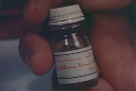 Scientist holds bottle of penicillin and production of penicillin - 1950 库存影片 105682575