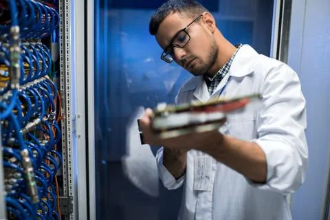 Scientist Inspecting Blade Server Foto stock