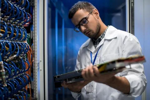 Scientist Inspecting Supercomputer Servers Foto stock