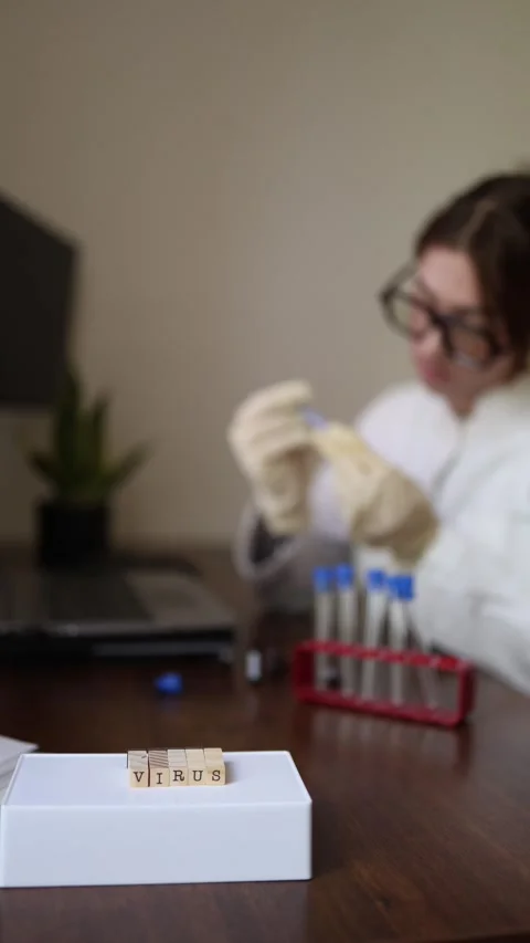Scientist investigates virus outbreak 库存影片 337336635