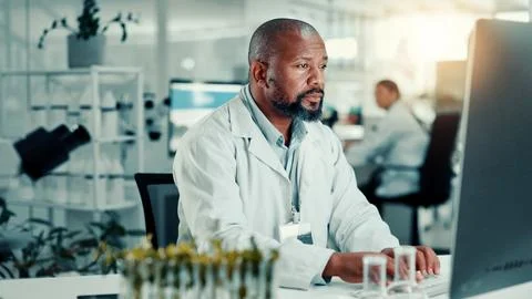 Scientist, lab and man on computer with plant sample for medical research Foto stock