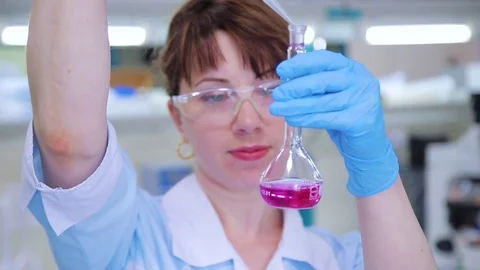 Scientist in laboratory Stock Footage 71536054