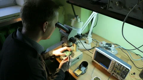 Scientist in the laboratory looking into a microscope Vídeo Stock 42820856