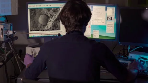 Scientist in a laboratory works on an electron microscope Stockbeeldmateriaal 77982046