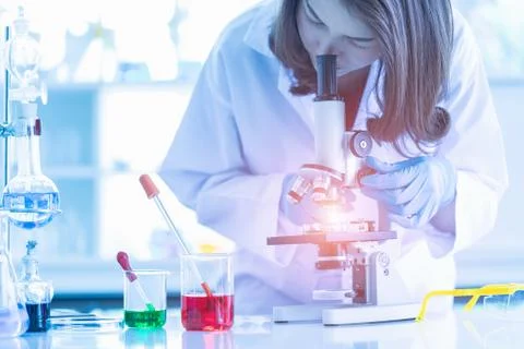 Scientist look throgh microscope.. Foto stock