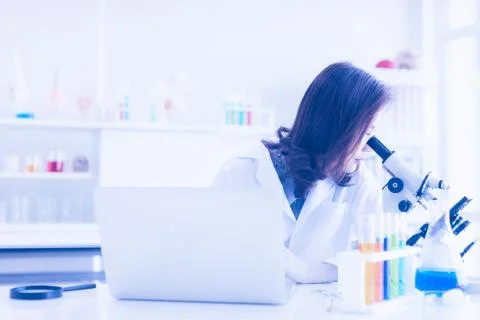 Scientist look through  microscope.. Foto stock
