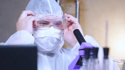 Scientist looking into a microscope in laboratory. Bio lab research. Vidéo 122763692