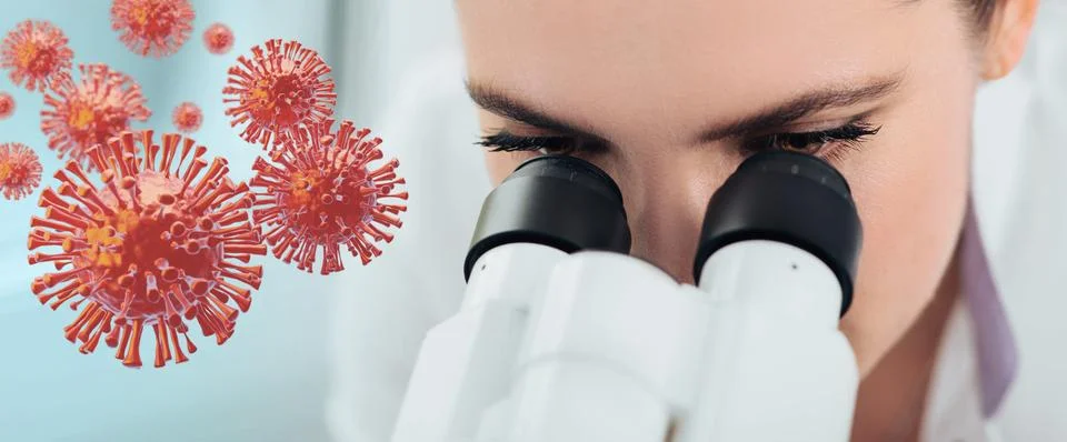 Scientist looking through a microscope, against the background 3d viruses fly Foto stock