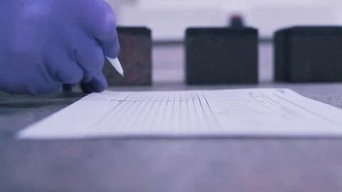 A scientist makes notes on paper Vidéo 112152726
