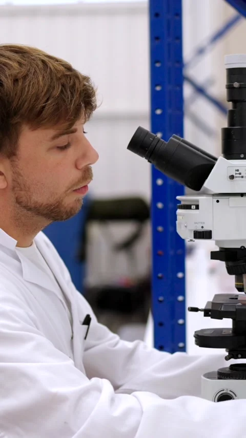 Scientist man using microscope in laboratory Vidéo 257975756