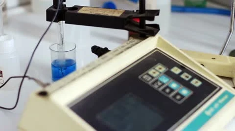 Scientist measure PH 库存影片 21257318
