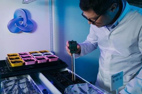 Scientist measuring acidity and pH of soil at table, closeup. Laboratory Stock-Fotos