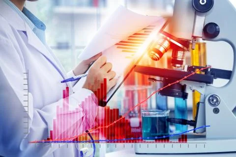 The scientist Note down research data In order to invent a drug to treat Foto stock