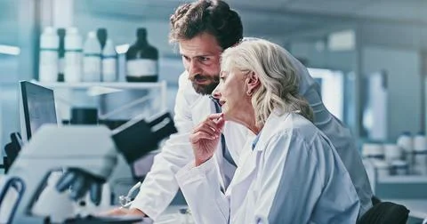 Scientist, people and reading on computer in lab, medical experiment result.. Foto stock