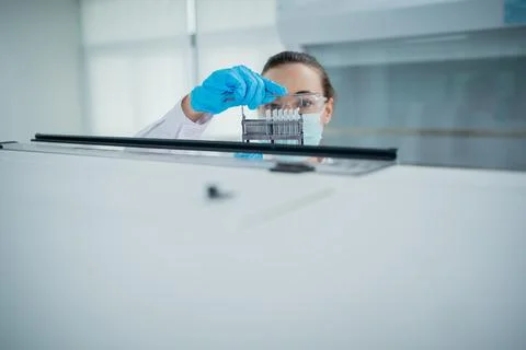 Scientist performs experiments in laboratory with samples and equipment dur.. Fotos de archivo