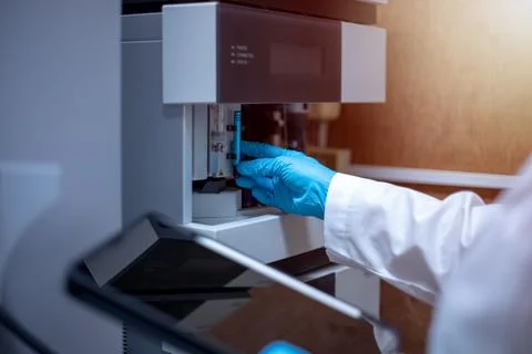 Scientist performs maintenance checks of the analytical instrument, Liquid .. Stock Photos