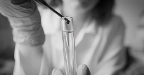 Scientist with pipette analyzes red colored liquid to extract the DNA Vidéo 126164585
