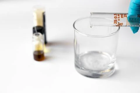 Scientist Pouring Solvent into Developing Tank for TLC Mobile Phase Preparati Stock-Fotos