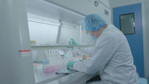 A scientist in a sterile laboratory environment. 스톡 동영상 316384307