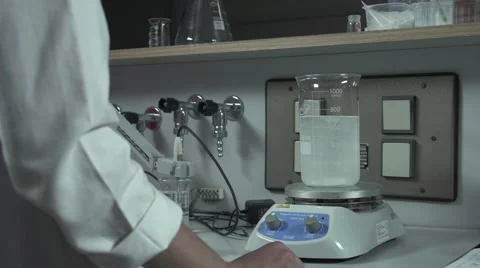 Scientist with Swirling the flask 库存影片 65204234