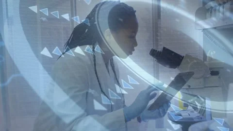 Scientist tapping tablet, initiating AR overlay and examining microscope slide Vidéo 317265379