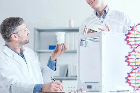 Scientist testing 3d object Stockfoto's