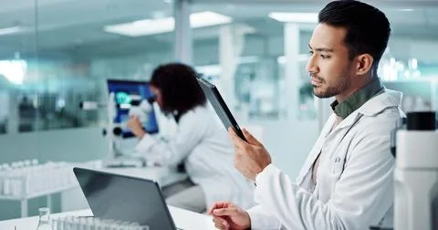 Scientist, thinking on computer and tablet for laboratory research, DNA analysis Foto stock
