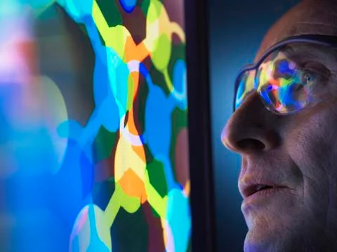 Scientist understanding the design of a molecular structure on computer screen Stockfoto's
