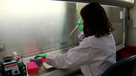 Scientist uses a pipette to transfer samples Stock Footage 21530206