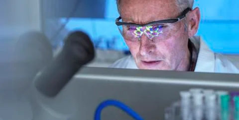 Scientist using a 3D molecular structure on screen, researching potential Foto stock