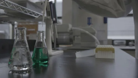 Scientist using a beaker with liquid 스톡 동영상 126938239