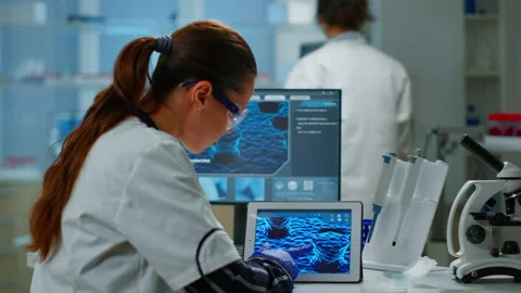 Scientist using digital tablet working in modern medical research laboratory Vidéo 147731864